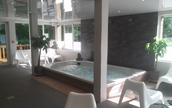 Sauna, bain à remous, massages des tissus profonds, massages prénataux