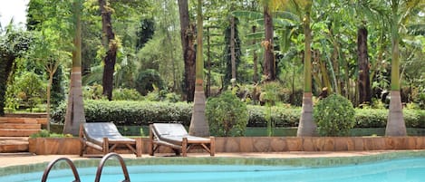 Piscine extérieure, chaises longues