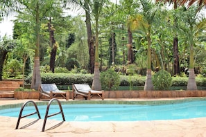 Außenpool, geöffnet von 06:30 Uhr bis 18:30 Uhr, Liegestühle