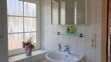 House, 3 Bedrooms (Niedersachsen) | Bathroom | Shower, hair dryer, soap, toilet paper
