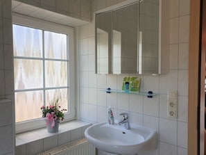 House, 3 Bedrooms (Niedersachsen) | Bathroom