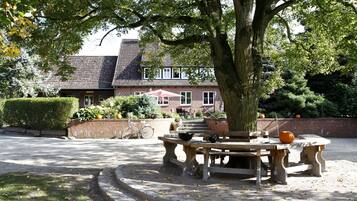 Vista frontal de la propiedad