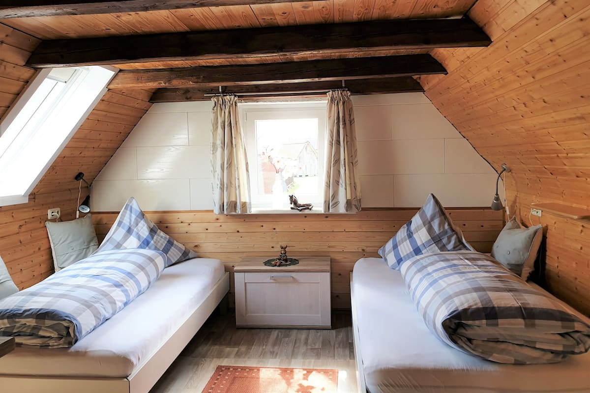 بديكورات فريدة لكل غرفة وطراز فريد لكل وحدة ومكواة/لوح كي