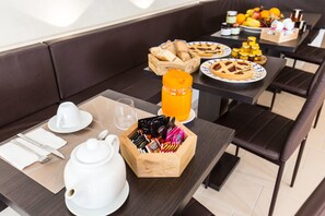 Gratis frukost med lokala rätter varje dag