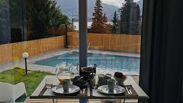 Free daily full breakfast