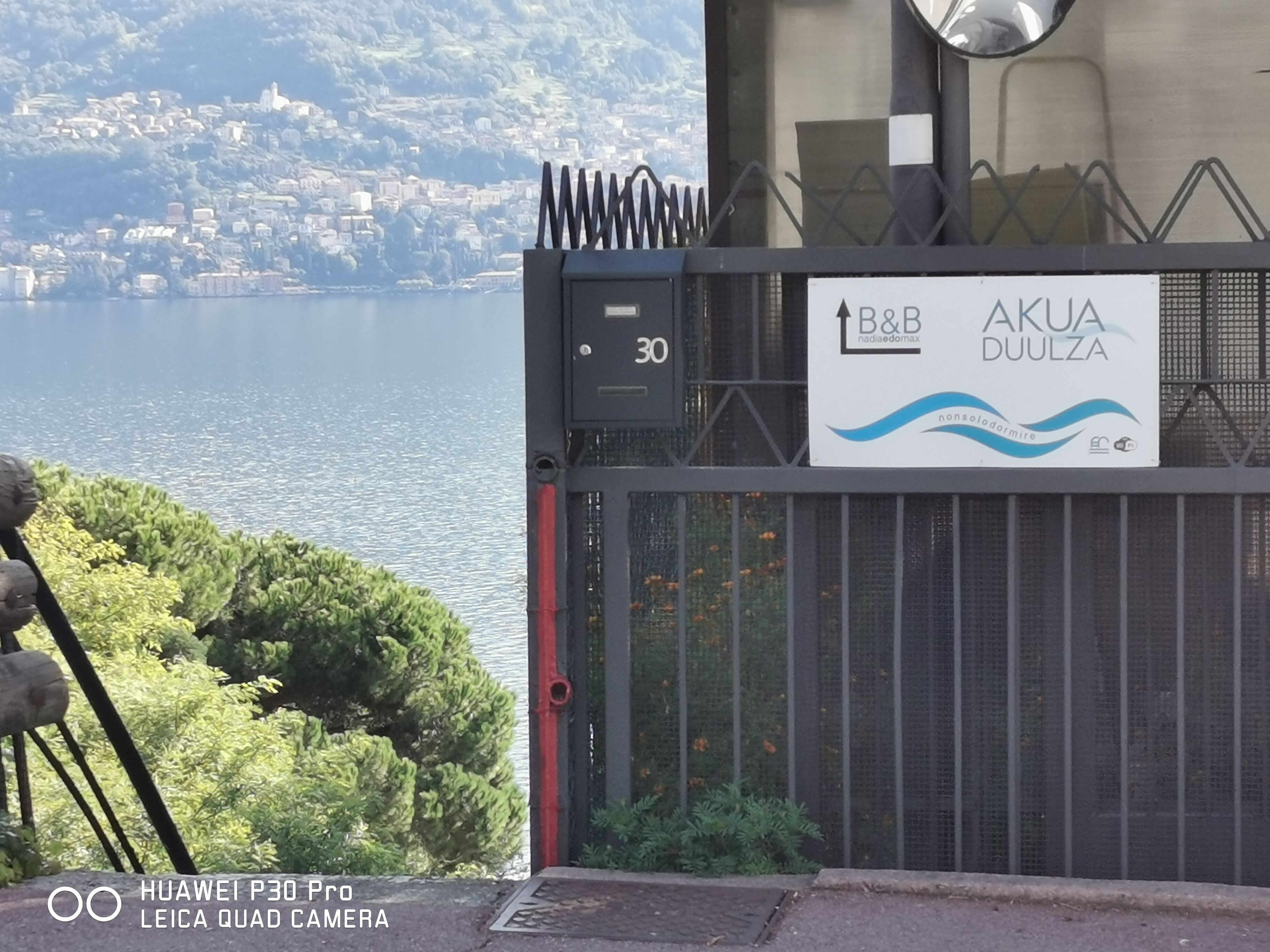 Una entrada vigilada con un letrero que indica el hotel Akua Dulza.