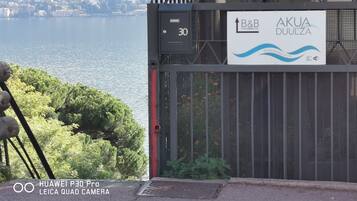 Una entrada vigilada con un letrero que indica el hotel Akua Dulza.