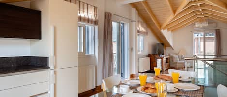 Departamento, 2 habitaciones, vista a la ciudad | Cocina privada | Refrigerador, horno, parrilla de estufa y cafetera y tetera