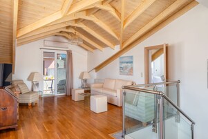 公寓, 2 间卧室, 城市景观 | 起居区 | 32-英寸纯平电视 （配备数码频道）、电视