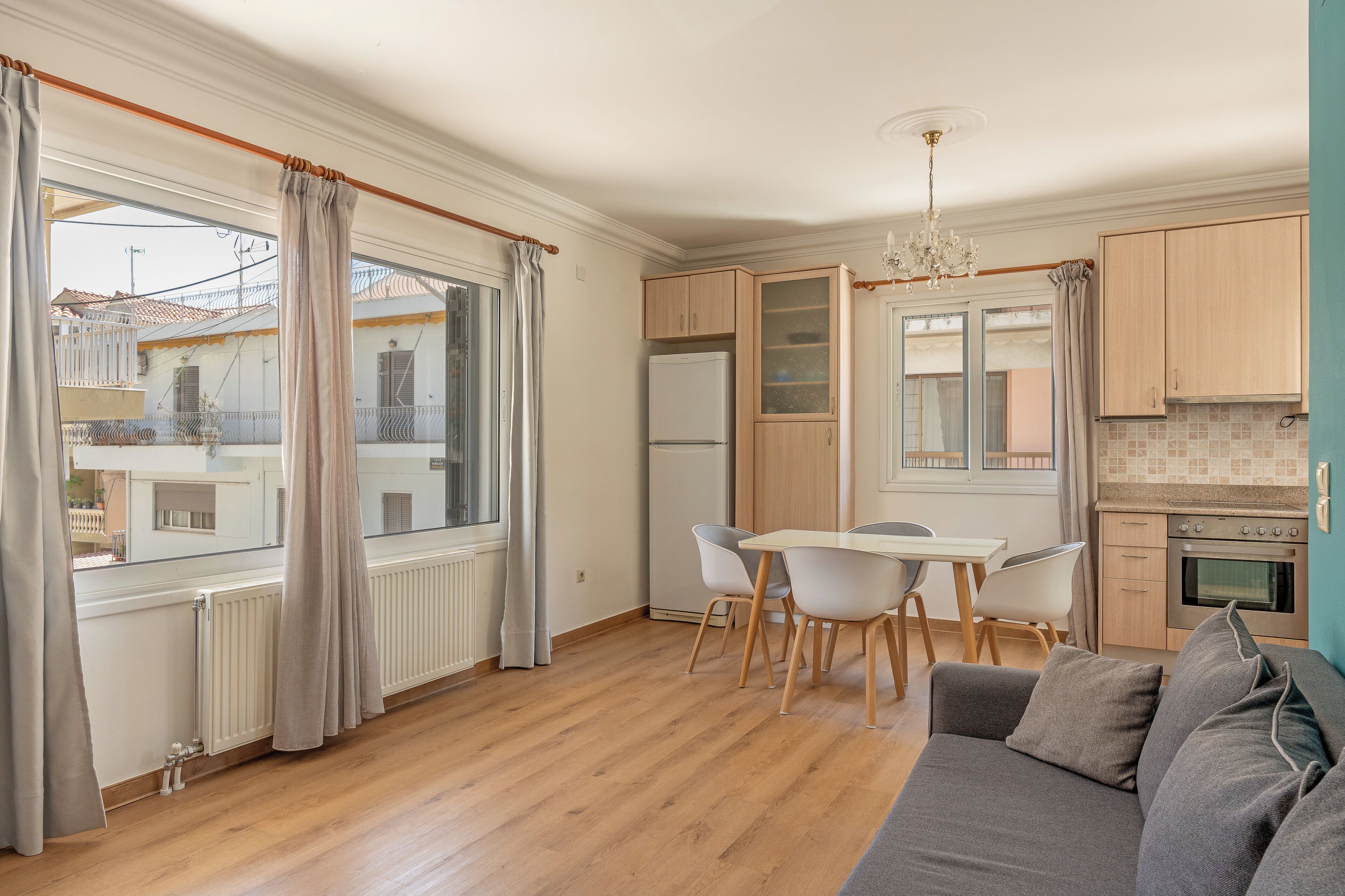 Eine moderne Küche mit Essbereich, Backofen und Blick ins Freie.
