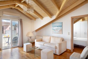 Appartement, 2 slaapkamers, uitzicht op de stad | Woonruimte | Een 32-inch flatscreentelevisie met digitale zenders en televisie