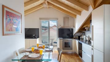 Apartment, 2 Bedrooms, City View | In-room dining