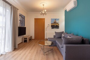 Departamento, 1 habitación, vista al mar | Sala de estar | Televisión de pantalla plana de 32 pulgadas con canales digitales 