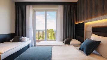 Minibar, caja de seguridad en la habitación y escritorio