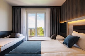 Minibar, in-room safe, desk, blackout curtains - Hotel Haliaetum - San Simon Resort (Izola)