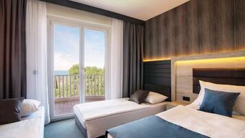 Minibar, caja de seguridad en la habitación y escritorio