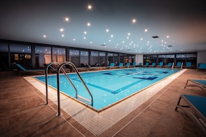 Indoor pool, pool loungers - Hotel Haliaetum - San Simon Resort (Izola)