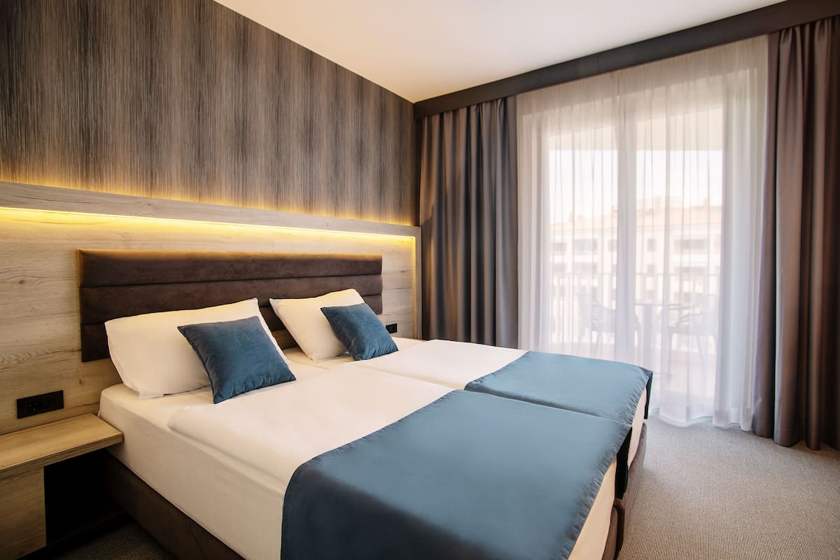 Habitación doble superior, balcón | Minibar, caja fuerte, escritorio y cortinas opacas