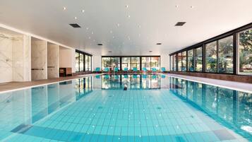 Alberca techada y camastros