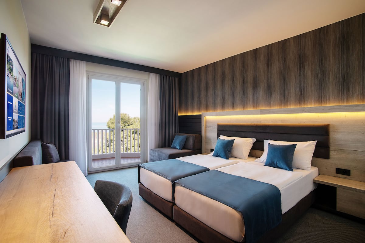 Superior Room 2 | มินิบาร์, ตู้นิรภัยในห้องพัก, โต๊ะทำงาน, ผ้าม่านกันแสง