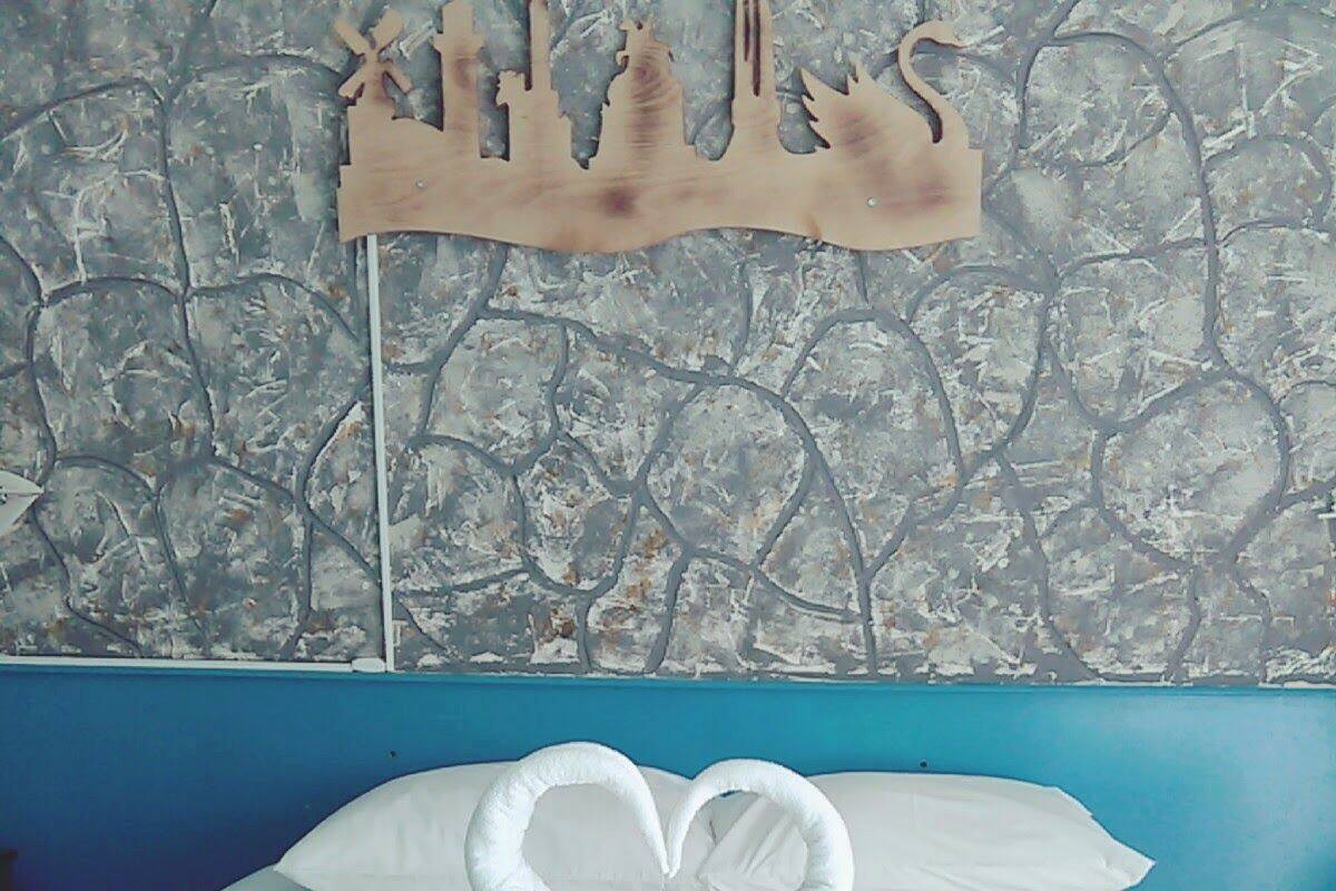 1 bedroom, desk, WiFi (free)