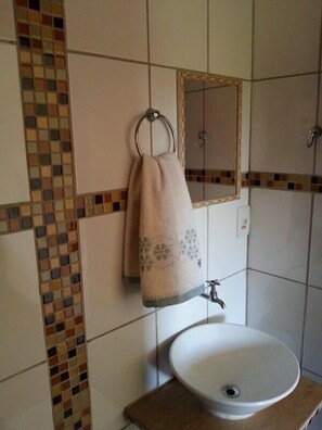 Ducha, artículos de higiene personal gratuitos y secador de pelo
