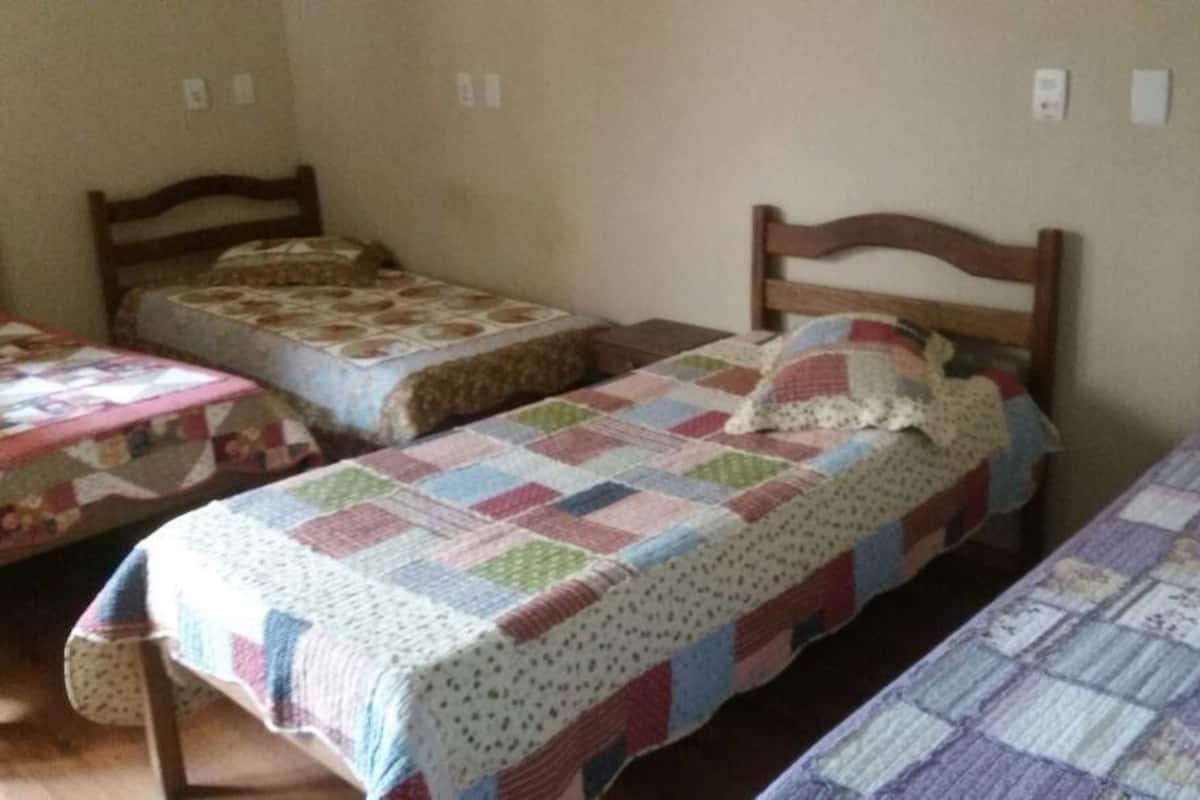 Tabla de planchar con plancha, wifi gratis y ropa de cama