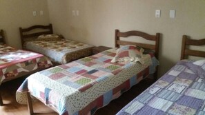Habitación cuádruple básica | Tabla de planchar con plancha, wifi gratis, ropa de cama