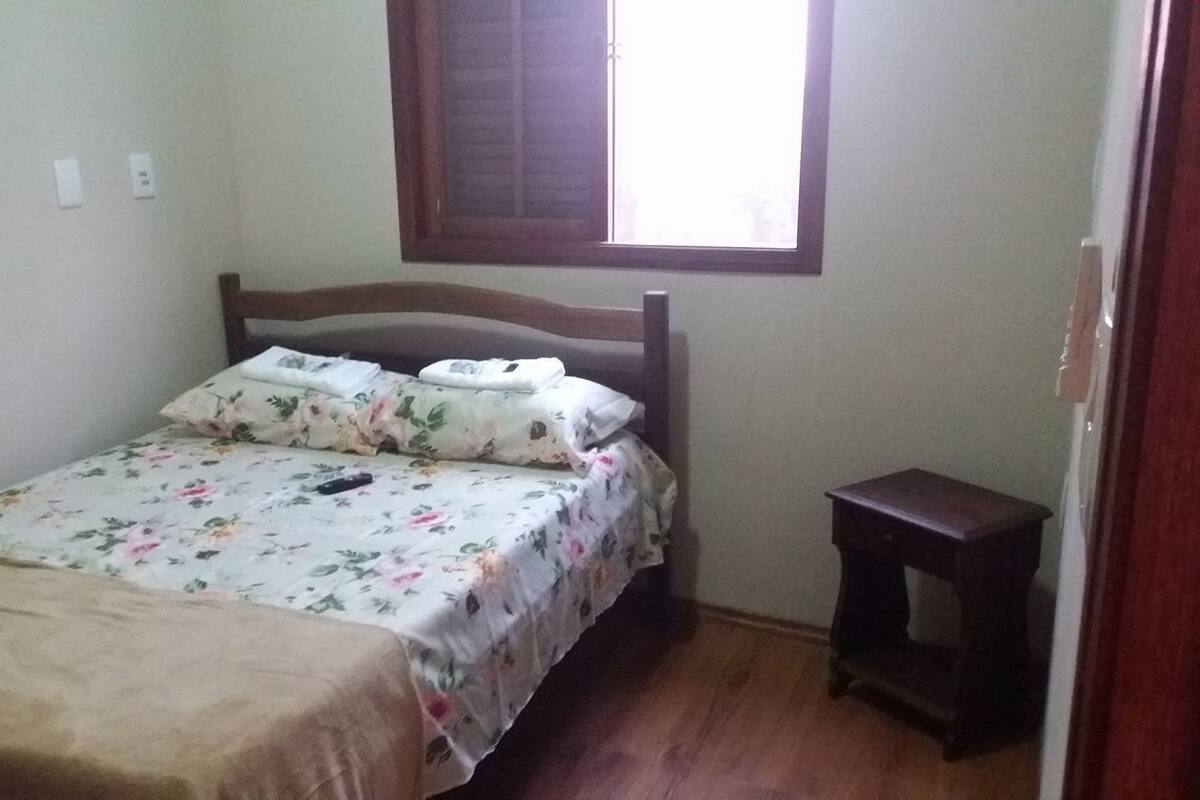 Tabla de planchar con plancha, wifi gratis y ropa de cama