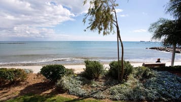 Am Strand, Liegestühle, Sonnenschirme, Strandtücher