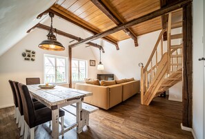 Apartment, 2 Schlafzimmer (Sophie Albertine) | Wohnbereich | 49-Zoll-Flachbildfernseher mit Kabelempfang, LCD-Fernseher