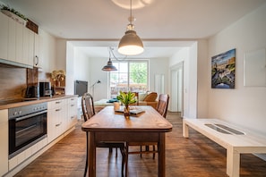 Appartement (Adelheid I.) | Cuisine privée | Réfrigérateur grande capacité avec congélateur, four à micro-ondes