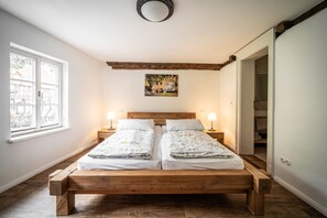 Departamento (Kunigunde) | Decoración personalizada, muebles diferentes y cortinas blackout 