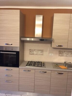 Apartment, 2 Schlafzimmer | Eigene Küche | Großer Kühlschrank, Ofen, Herdplatte, Kochgeschirr/Geschirr/Besteck