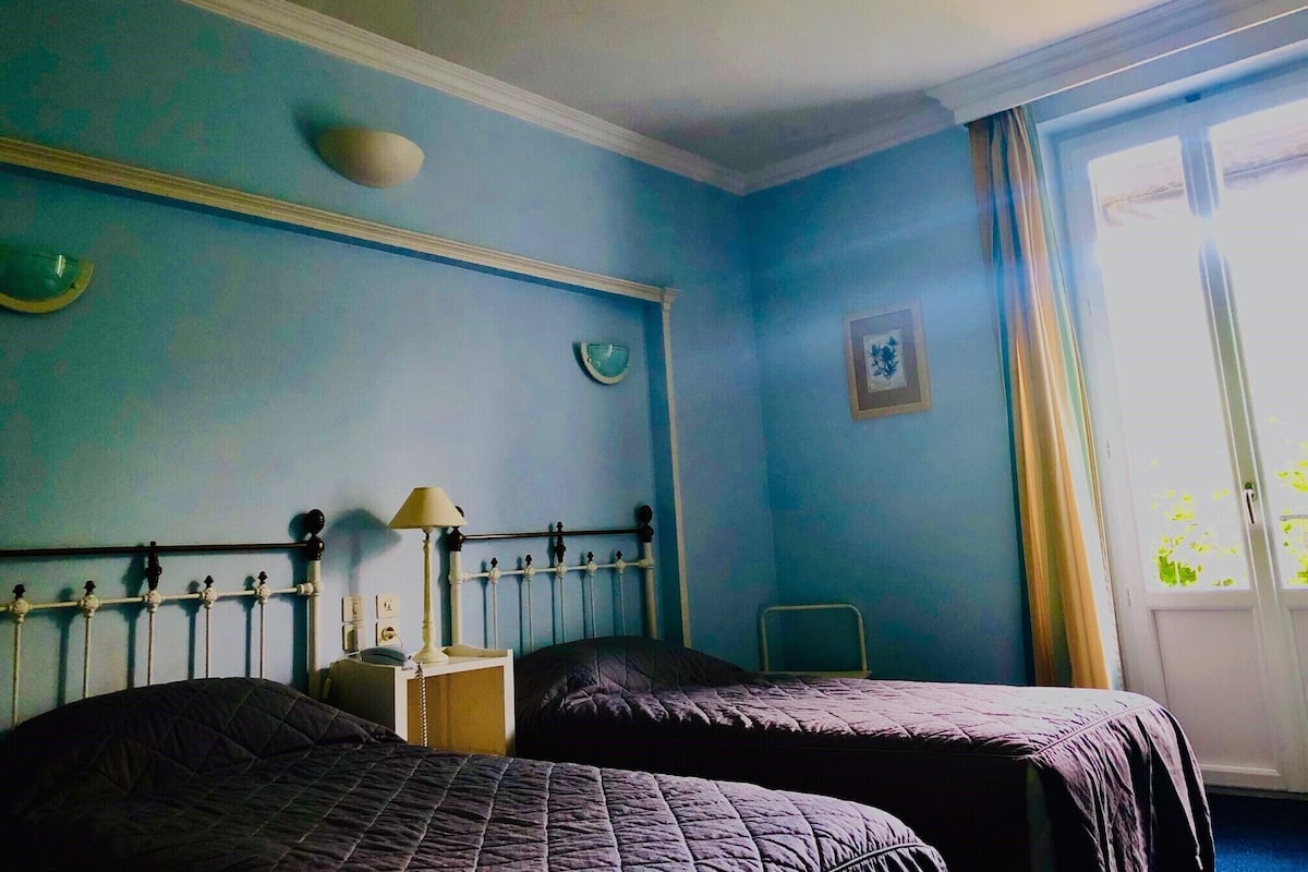 Twin Room | Individually decorated, individually furnished, desk, blackout curtains