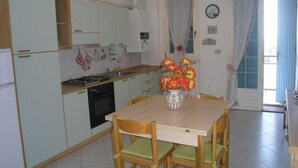 Apartment, 1 Schlafzimmer | Essbereich im Zimmer