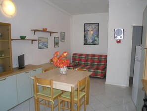 Apartment, 1 Bedroom | In-room dining
