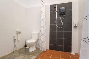 Dusche, Haartrockner, Hausschuhe, Bidet