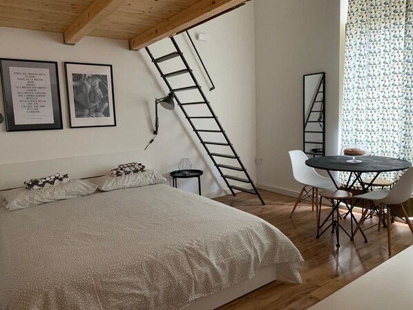 Chambre quadruple | Minibar, décor unique, ameublement unique, bureau