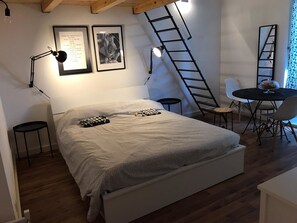 Chambre quadruple | Minibar, décor unique, ameublement unique, bureau