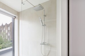 Bathroom shower - Luxury Penthouse Camden Town (London)