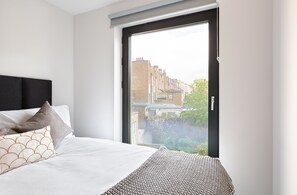 Hypo-allergenic bedding, blackout curtains, iron/ironing board - Luxury Penthouse Camden Town (London)