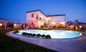 A large building with a swimming pool, surrounded by guests. - Mercan Kosk Alacati (Cesme)