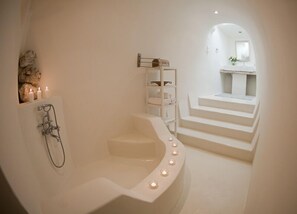 ArtCave Villa Exogonia, Pool and Heated Jacuzzi | Badezimmer | Dusche, kostenlose Toilettenartikel, Haartrockner, Hausschuhe