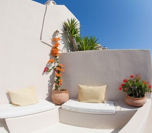 ArtCave Villa Exogonia, Pool and Heated Jacuzzi | Terrace/patio - Art Villa Exogonia Santorini (Santorini)