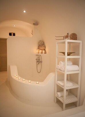 ArtCave Villa Exogonia, Pool and Heated Jacuzzi | Badezimmer | Dusche, kostenlose Toilettenartikel, Haartrockner, Hausschuhe