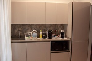 Full-size fridge, coffee/tea maker, electric kettle