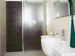 Chuveiro, secador de cabelo, bidê, toalhas de banho