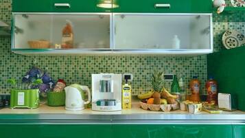 Frigorifero con congelatore, macchina per tè/caffè, bollitore elettrico