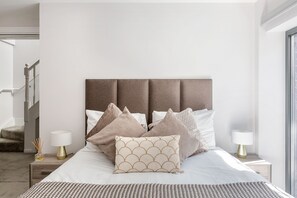 Blackout curtains, iron/ironing board, free cots/infant beds, free WiFi - Heart of Camden (London)